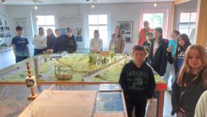 Im Grenzzimmer konnte auch das Grenzmodell bestaunt werden. A. Würz erklärte den Aufbau der ehemaligen innerdeutschen Grenze. Im "DDR-Zimmer" berichtete A. Weihe über das Leben im Grenzgebiet. Foto: A. Weihe